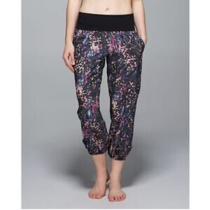 Lululemon women Om Pant Black Floral casual high or low rise jogger pants size 6